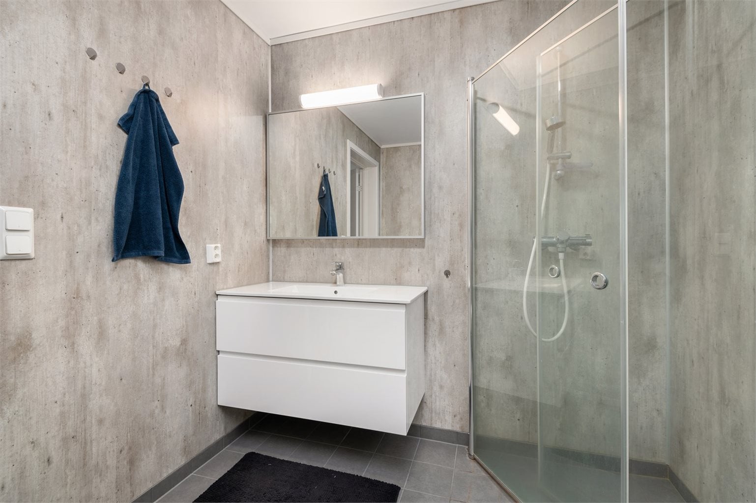 Innredningen på badet er stilrent og praktisk, rommet strekker seg over 5,5 m².
