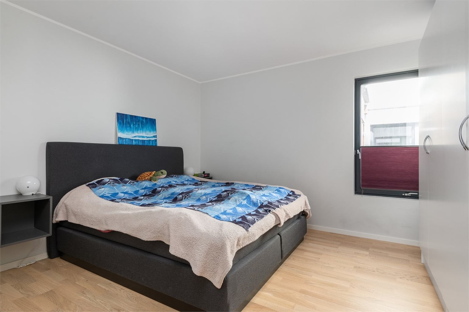 Leilighetens soverom er på hele 14 m².