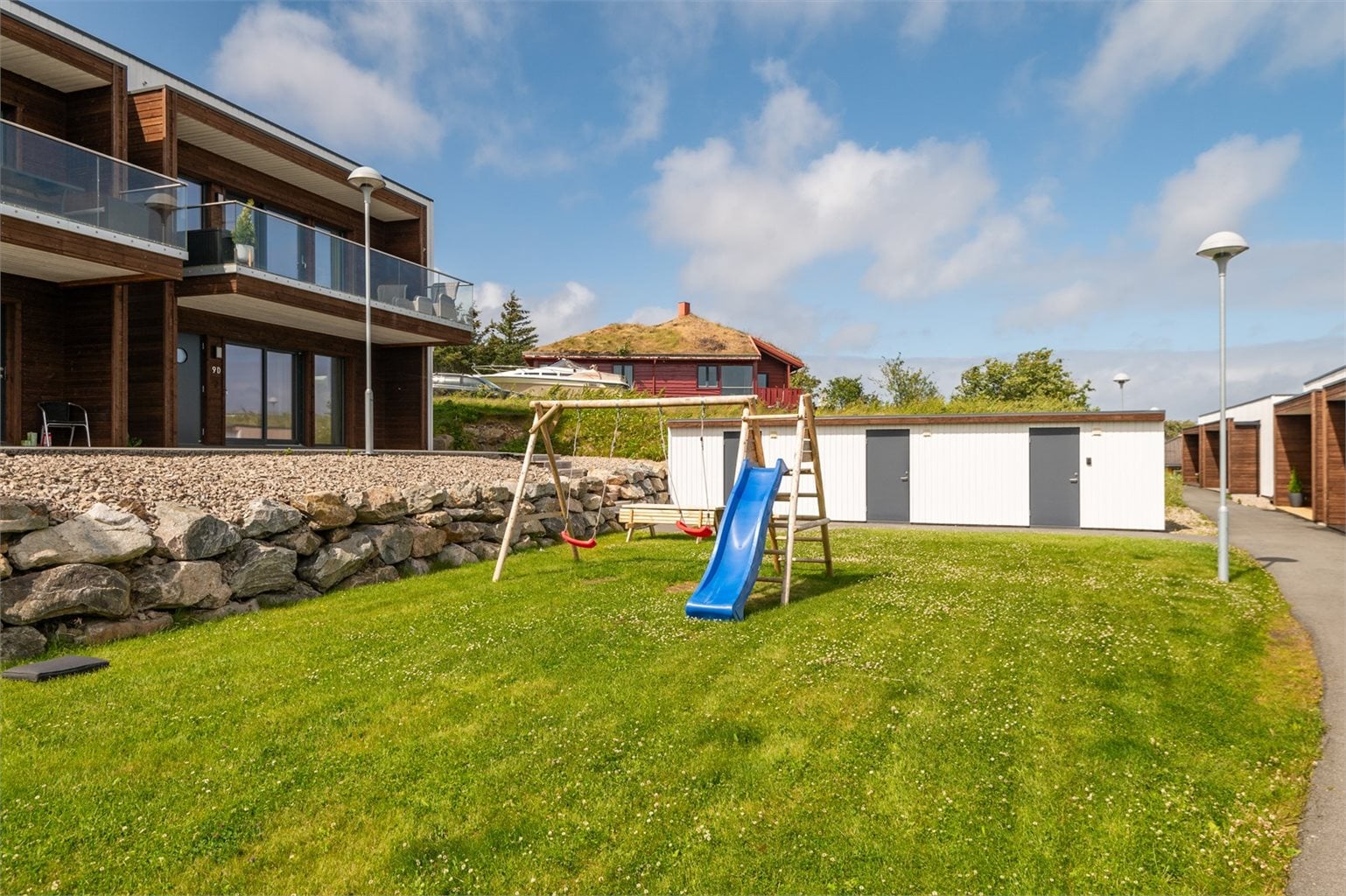 Pent opparbeidet uteområde med felles lekeplass.