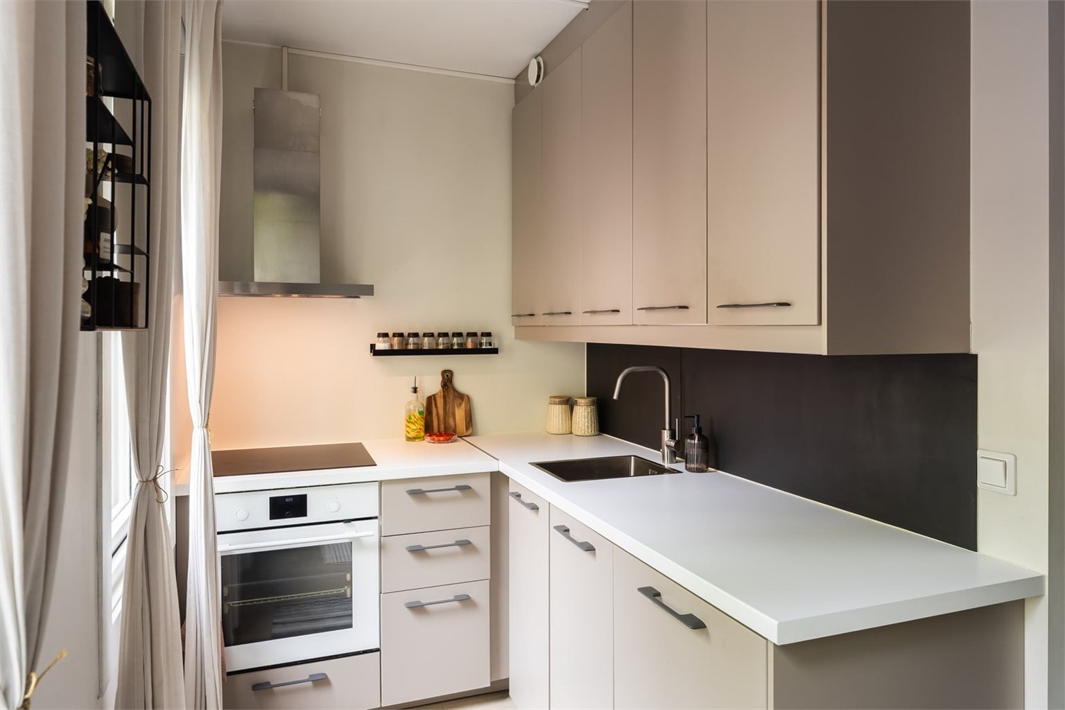 Tidløst hjørnekjøkken på ca. 4 m².