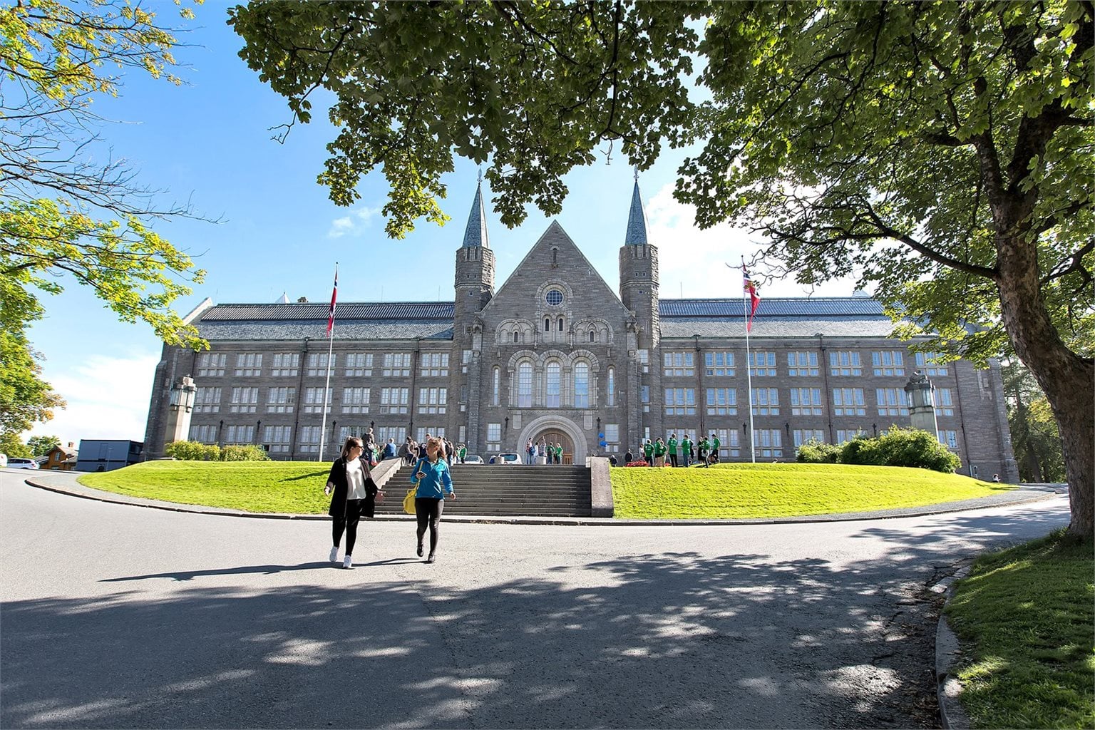NTNU Gløshaugen ligger ca. 13 minutters gange fra leiligheten.