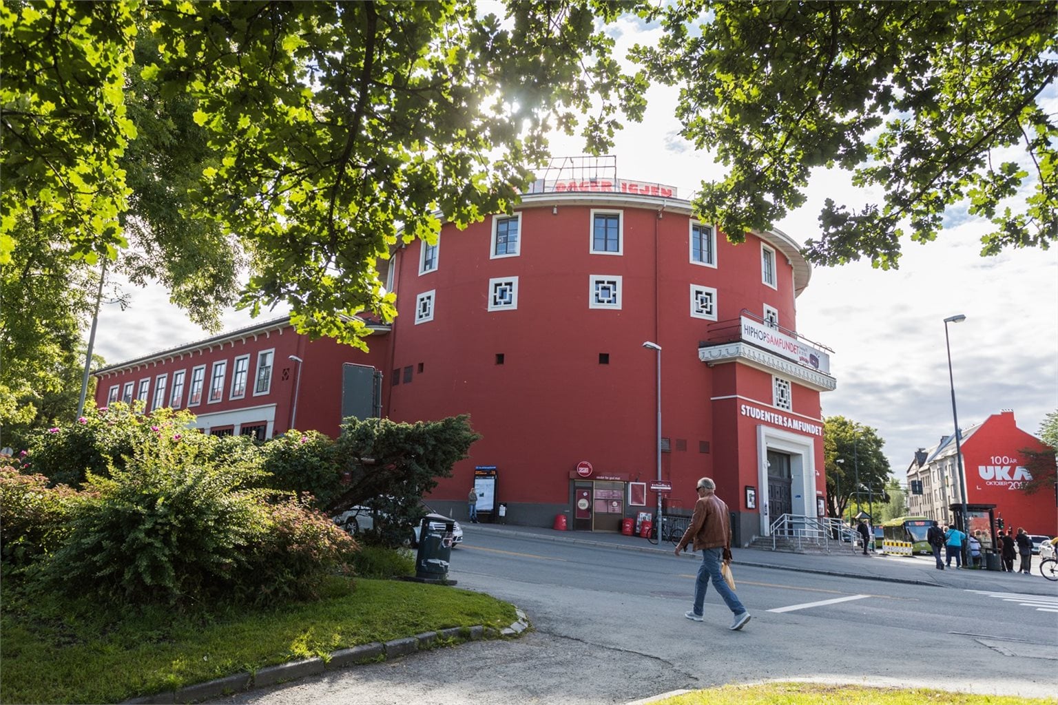 Studentersamfundet ligger like ved leiligheten. Samfundet er et populært samlingssted for studenter, og er arena for mange ulike arrangementer i løpet av skoleåret. Samfundet er blant annet arrangør av Norges største kulturfestival, UKA.