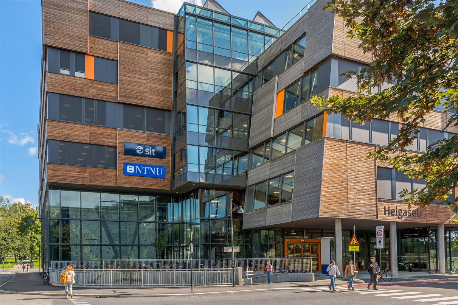 Helgasetr ligger en kort gåtur unna leiligheten. Helgasetr åpnet sommeren 2024 og er et sambruksbygg for Sit, NTNU og studenter med over 18 000 m² til trening, undervisning og forskning.