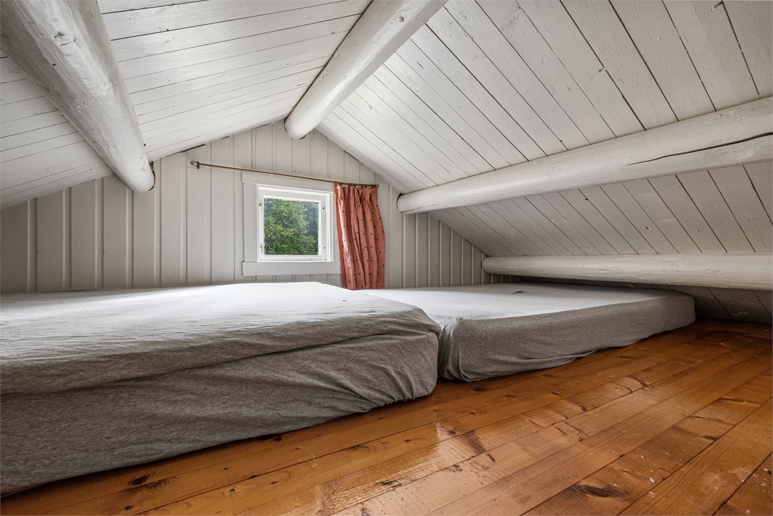 Praktisk hems med mulighet for sengeplasser.
