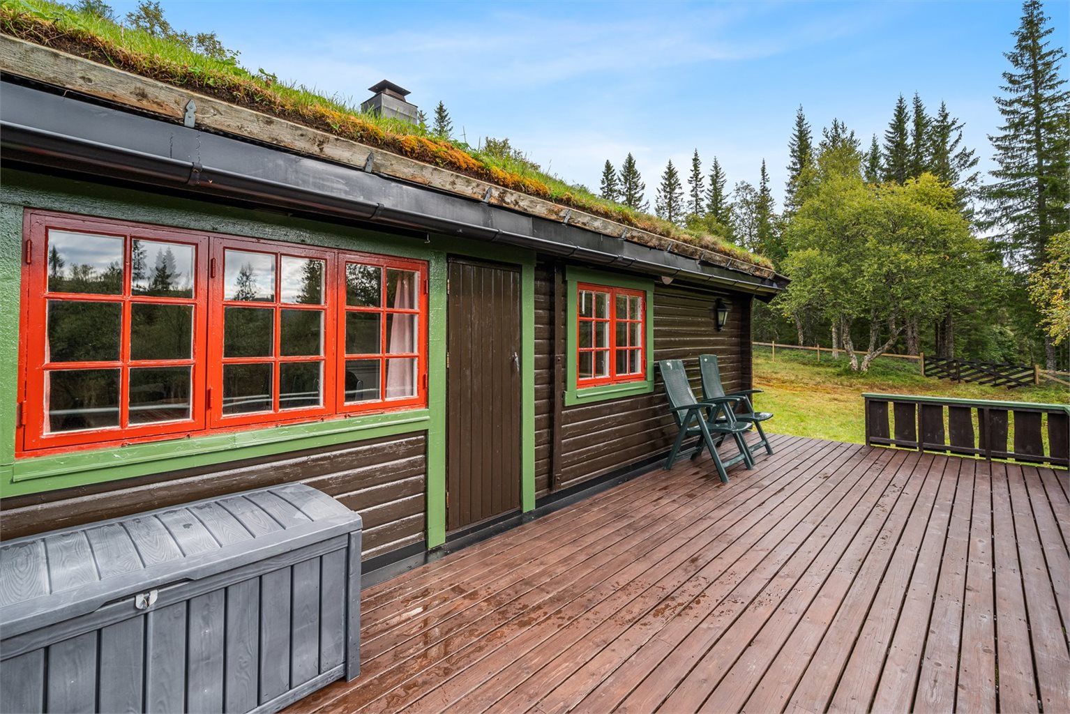 Terrasse på ca. 21 kvm med inngang til stue. 
