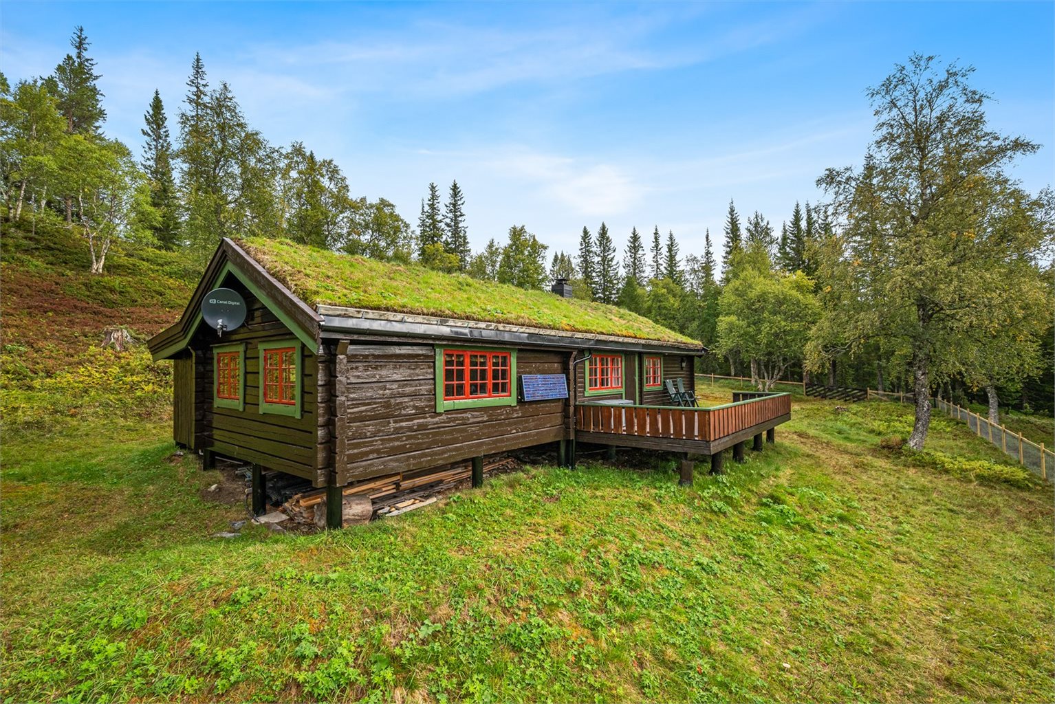 Hytten har solcelle og innlagt sommervann.