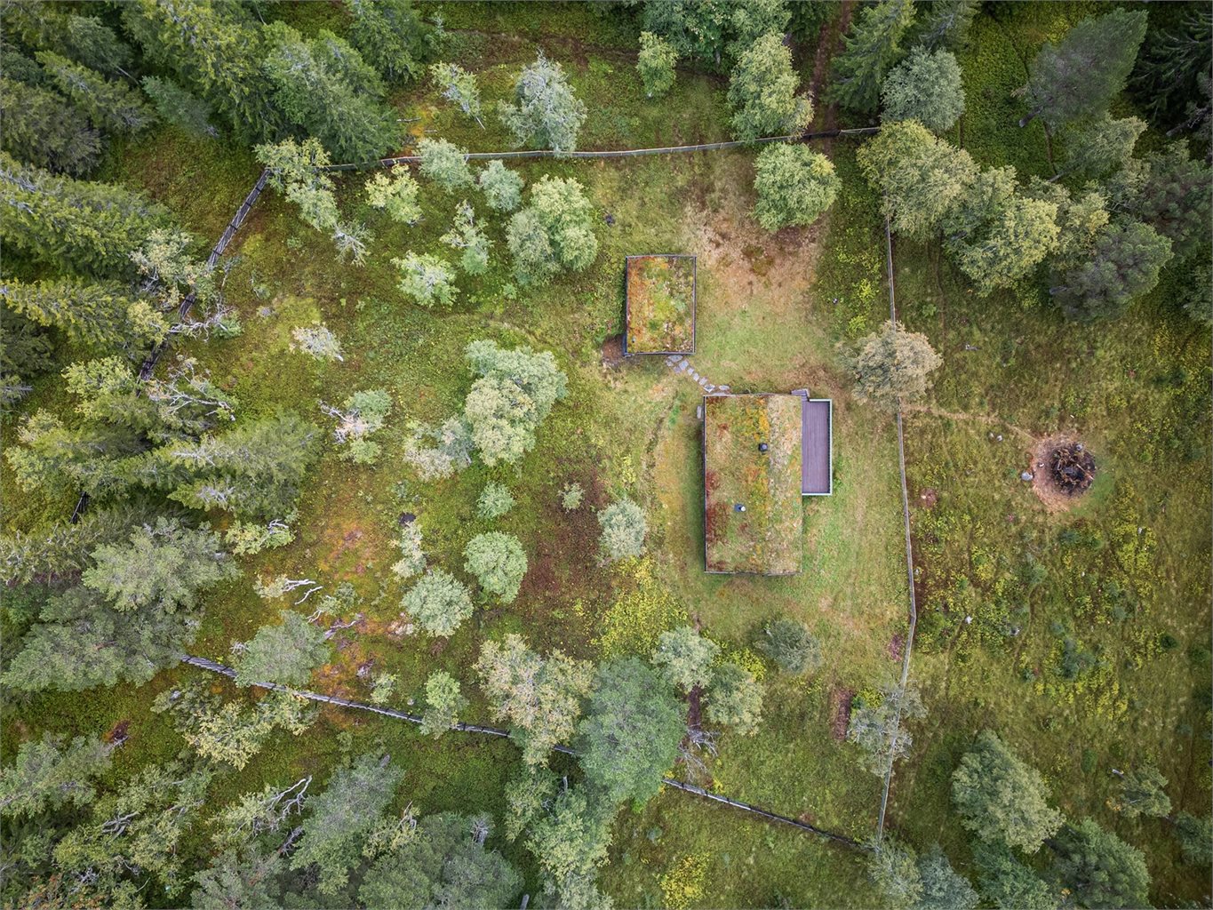 Dronefoto av tomten - naturtomt på hele 2,4 mål.