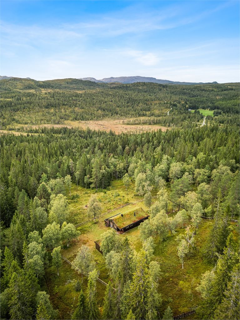 Her er det preparerte lysløyper like ved eiendommen, flotte toppturer og gode muligheter for jakt og fiske.