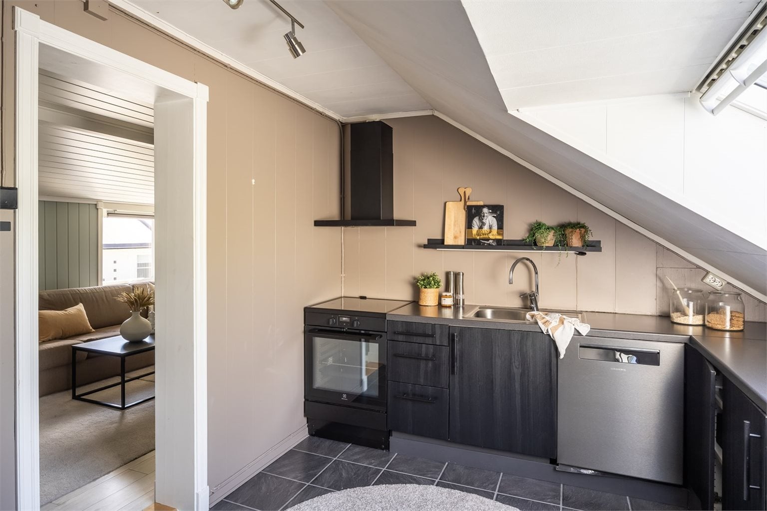 Smakfullt kjøkken på 12 m² med mye skap- og benkeplass. 