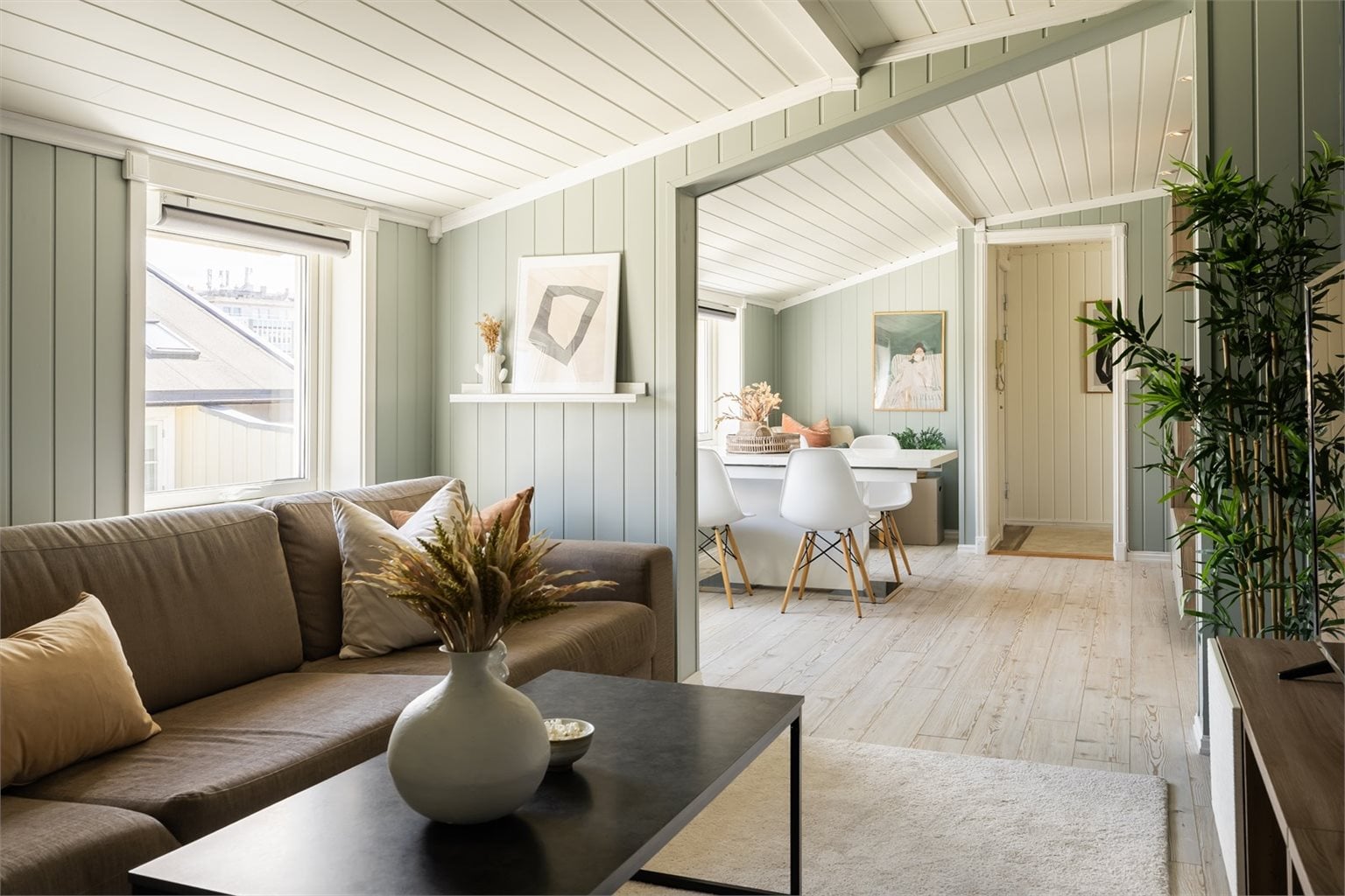 Stuen har et areal på hele 13 m² og gir god plass til romslig sofagruppe.