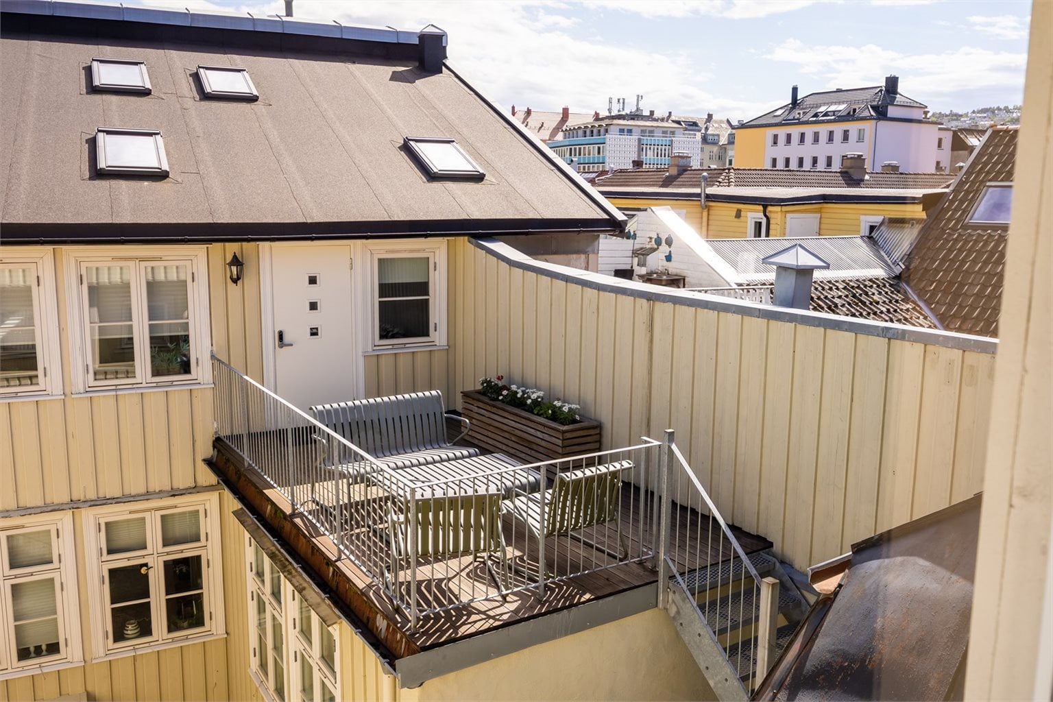 Sameiet har en felles solrik terrasse beliggende utenfor naboleiligheten.