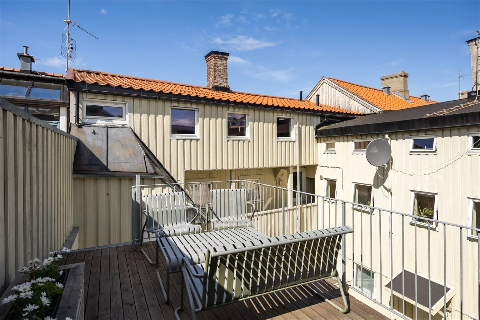 Terrassen ligger i felles bakgård og er skjermet mot innsyn fra gaten utenfor.
