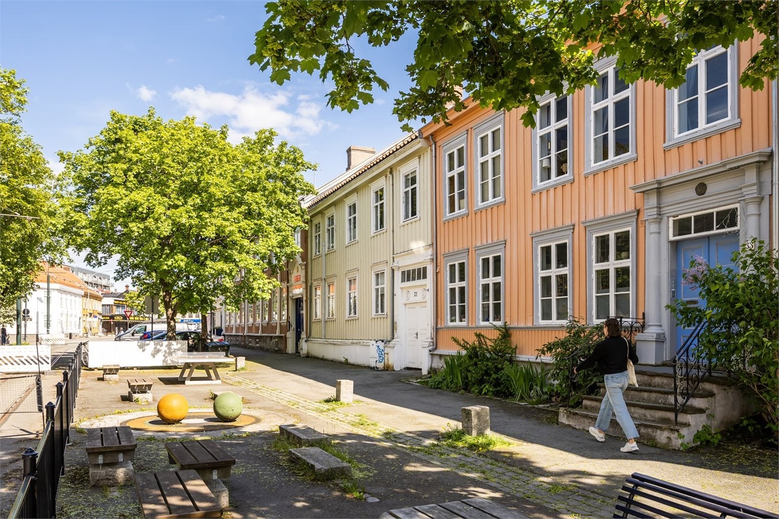 Området er pent opparbeidet med koselige parker og sitteplasser.