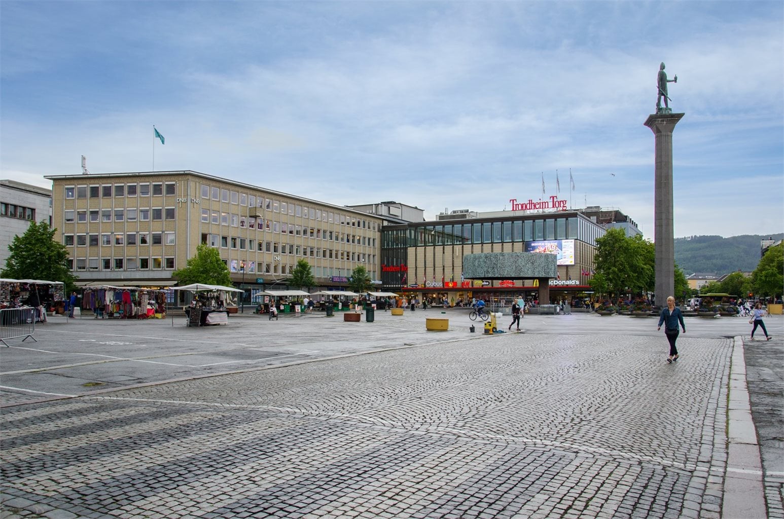 Det er ca. 7 minutters gange til Trondheim Torg som har alt du trenger i hverdagen, som også er et knutepunkt for kollektivtransport.