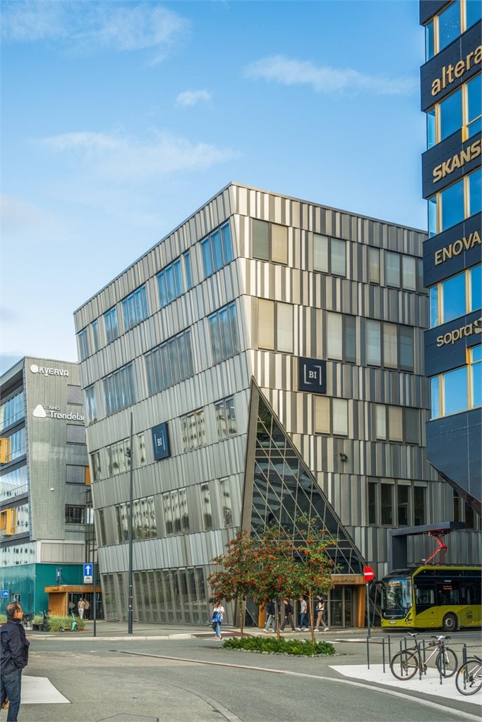BI Handelshøyskole ligger en ca. 19 minutter gange unna leiligheten.