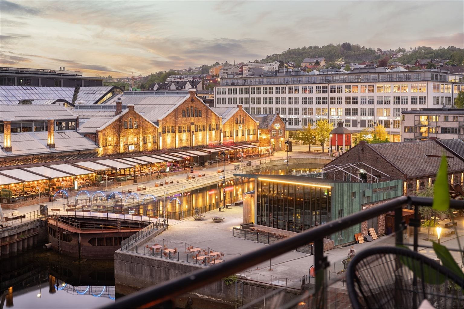 Ca. 20 minutters gange fra leiligheten finner du populære Solsiden. Her er det kjøpesenter, restauranter, uteservering og mye mer.