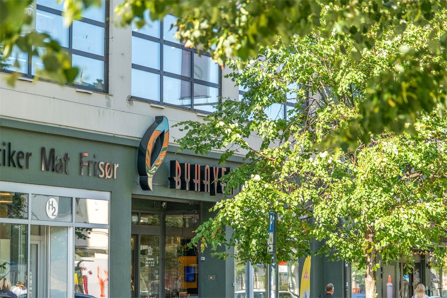 Byhaven kjøpesenter ligger en kort gåtur unna leiligheten, med bredt utvalg av butikker, restauranter, apotek, frisør, m.m. Bunnpris ligger også like ved, som er søndagsåpen.