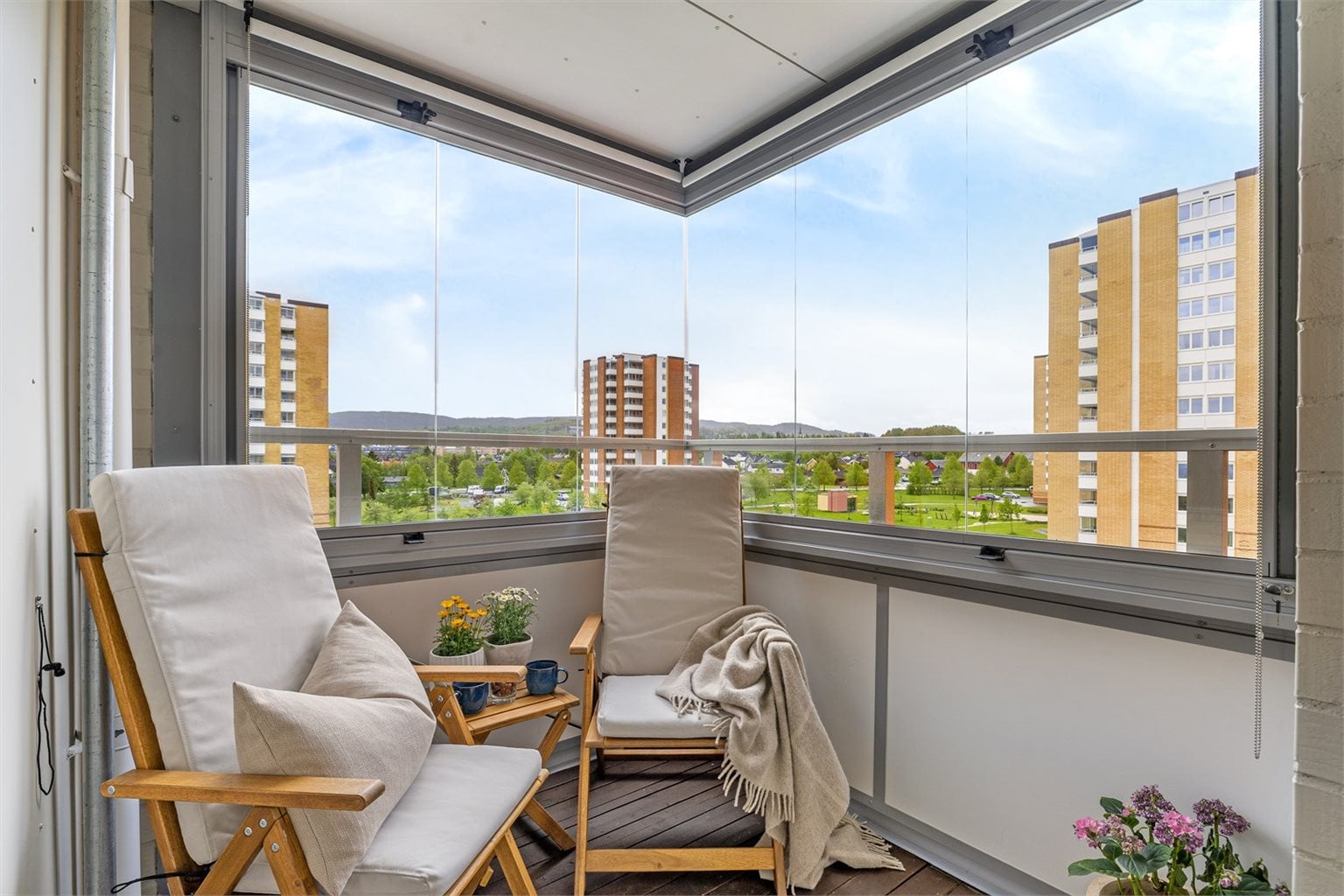 I forlengelse av kjøkken har man en innglasset balkong 3 kvm. med fine solforhold og en flott utsikt.