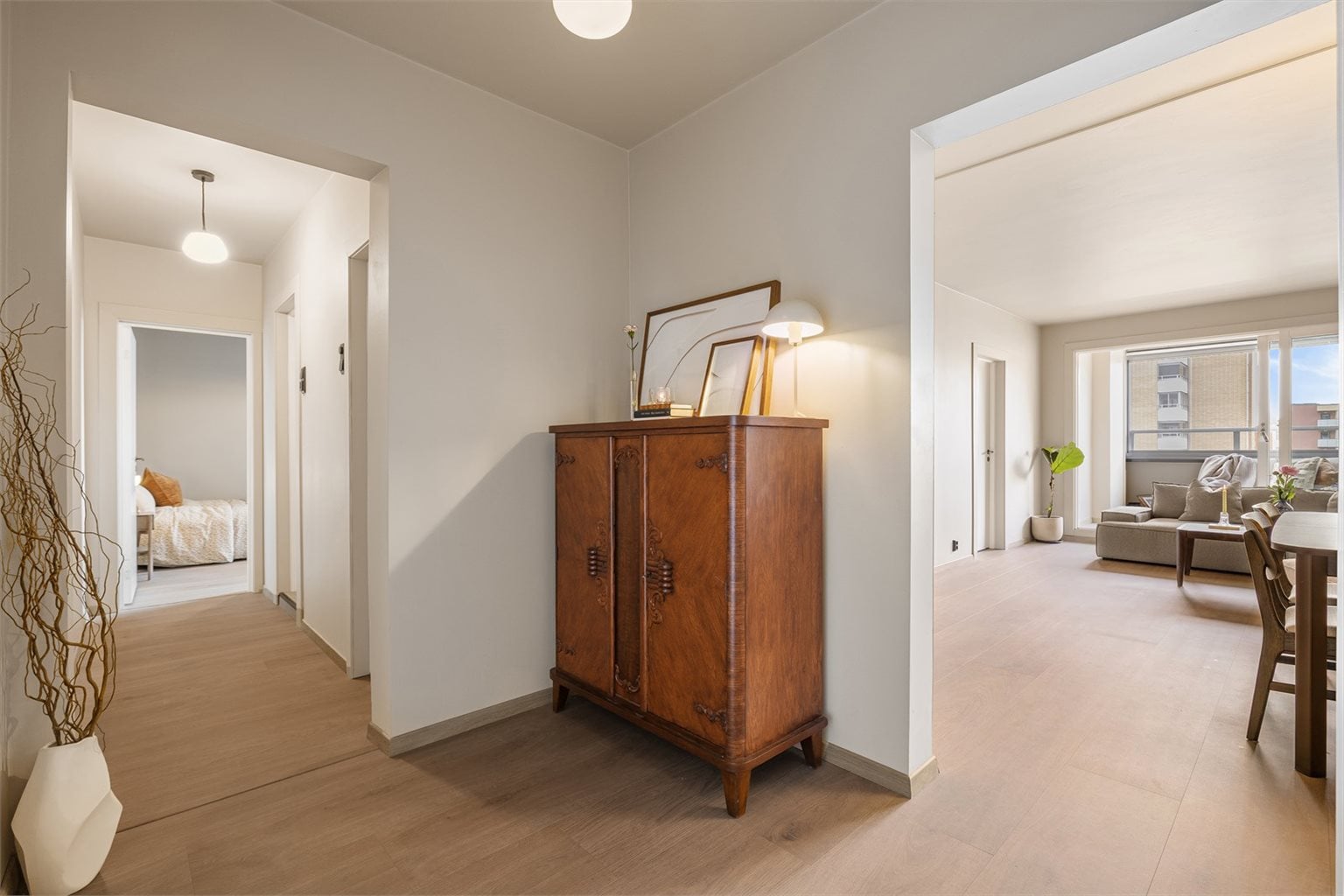 Innbydende inngangsparti som leder til øvrige rom.