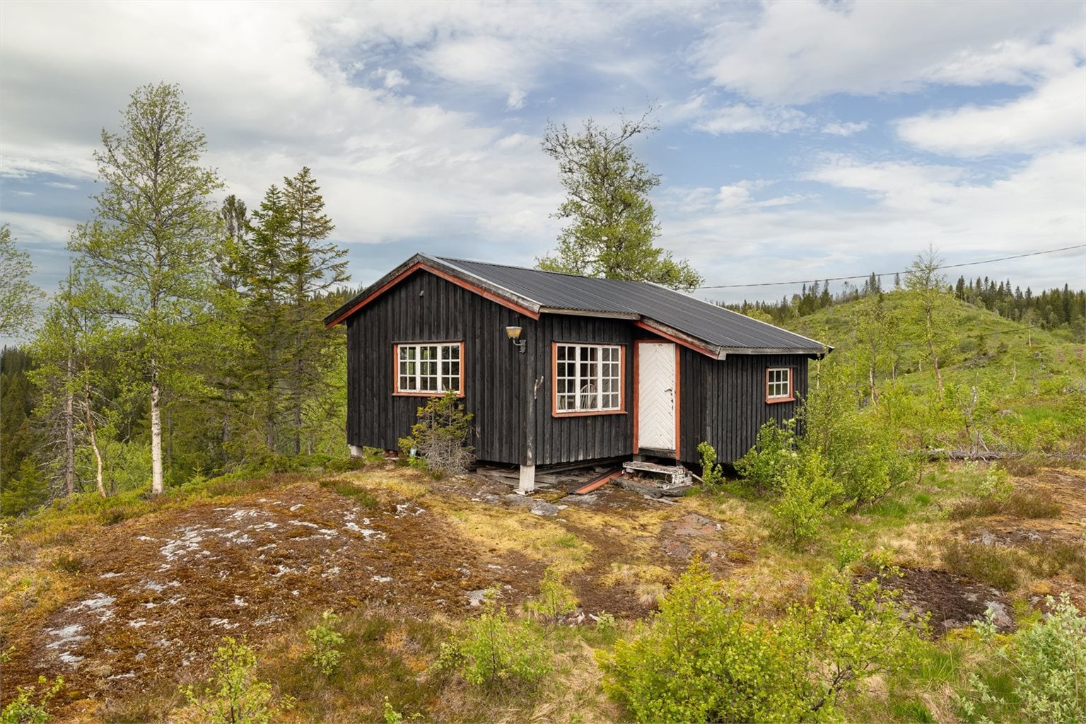 Beliggende ca. 470 moh. får man fantastiske utsiktsforhold og nærhet til skog og mark.