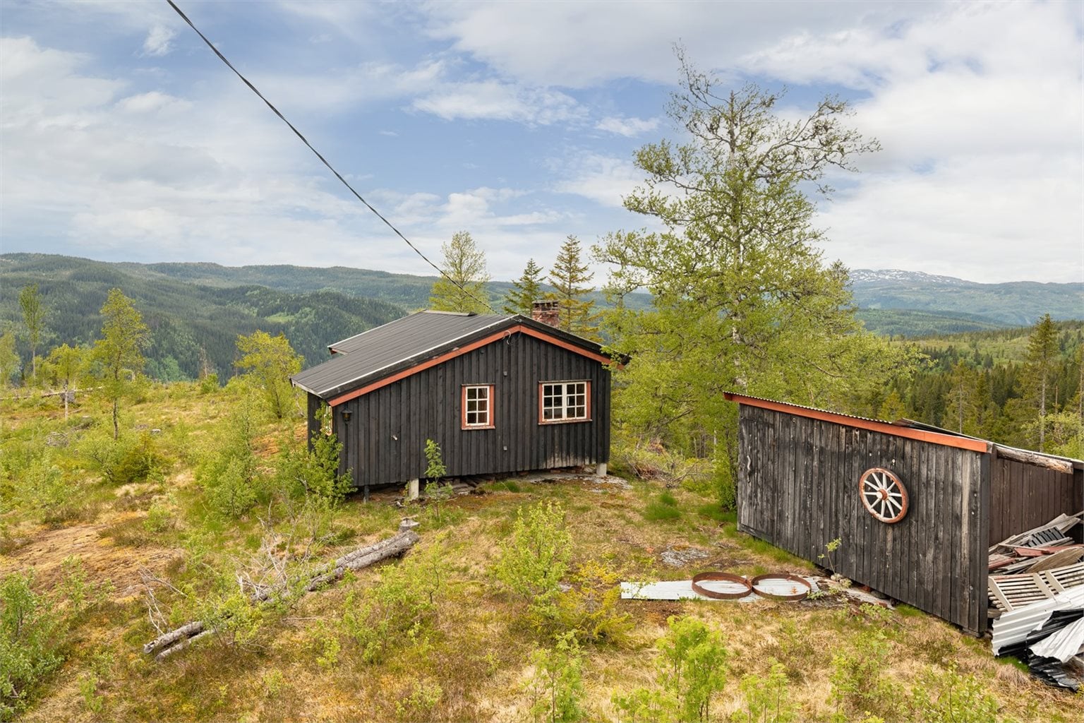 Videre medfølger det er uthus på 10m² med god plass til oppbevaring.