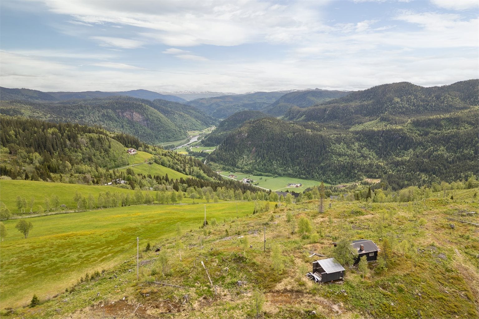 Fra eiendommen har man fantastiske utsiktsforhold mot Gauldalen og Rognes.