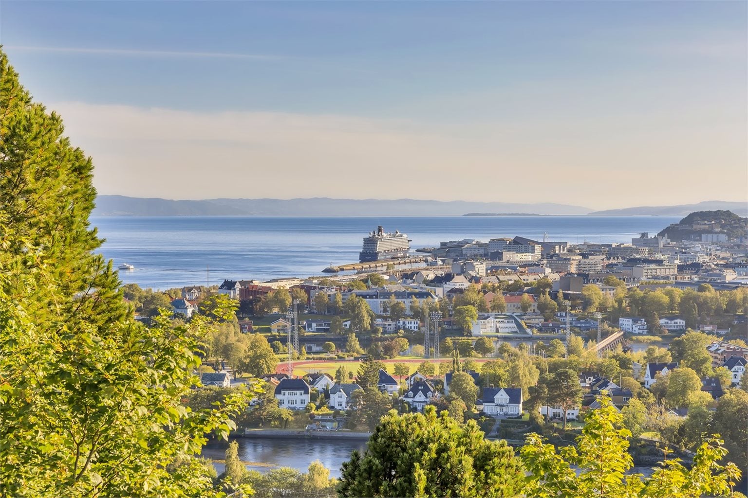 Fantastisk utsikt over sentrum og Trondheimsfjorden.