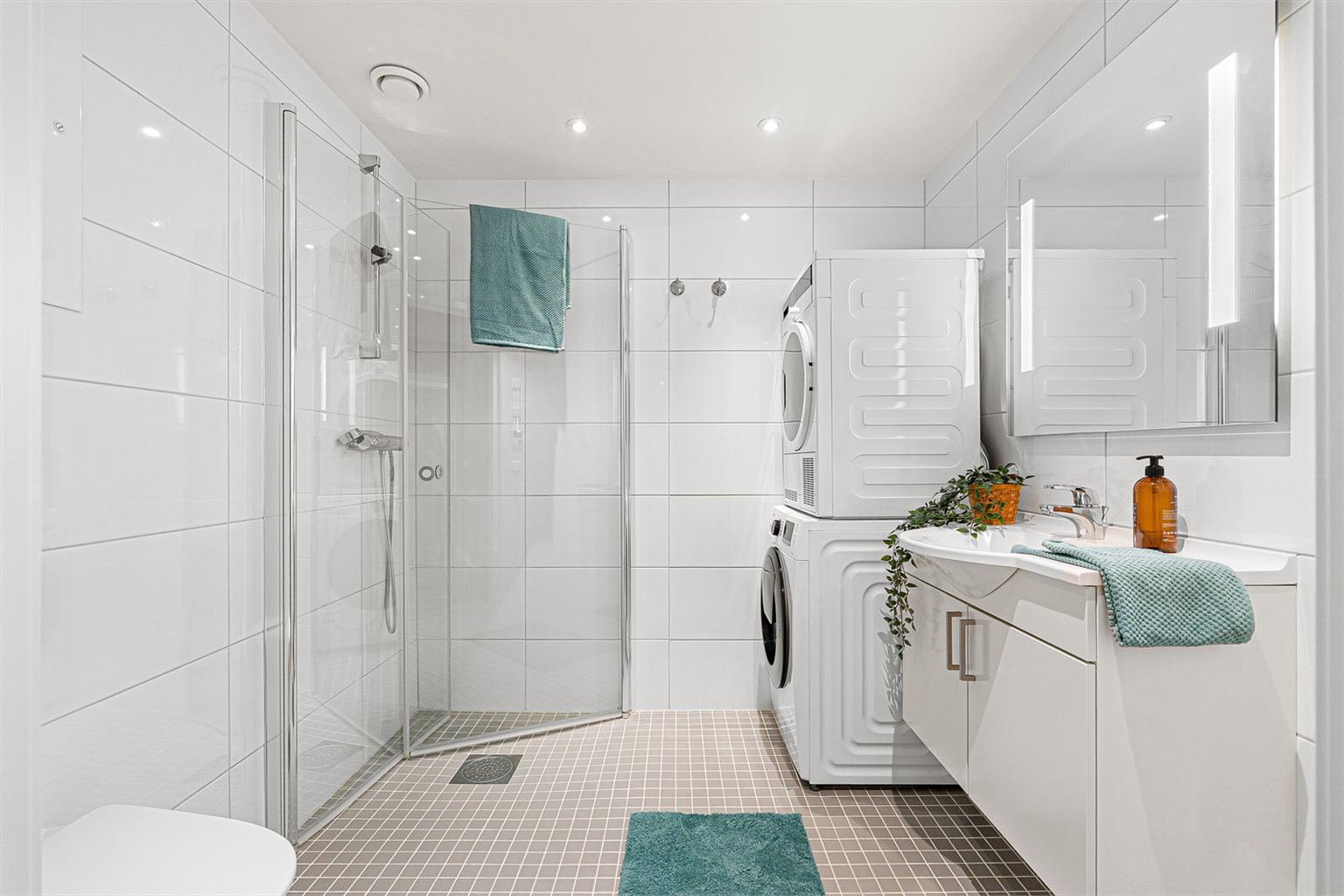 Baderommet er på 4,5 m² og har innredning levert av HTH. Badet er flislagt fra topp til tå med varme i gulv. Baderomsinnredningen har god plass til lagring av både håndduker og andre baderomsartikler.