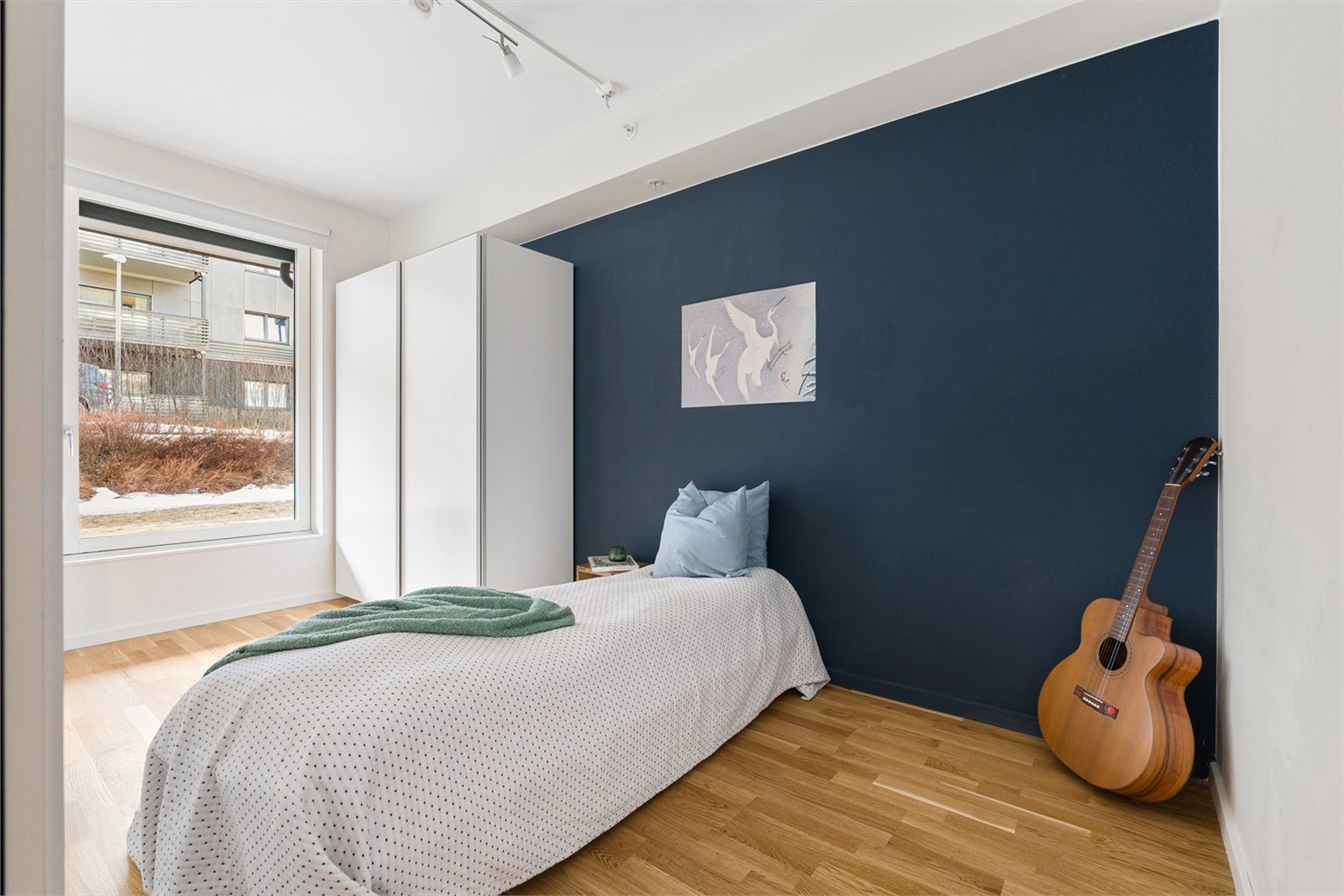 Leiligheten har to delikate soverom på hhv. 9,5 og 8 m². Hovedsoverommet har en praktisk løsning som gir gode møbleringsmuligheter til både dobbeltseng, nattbord og annet interiør.
