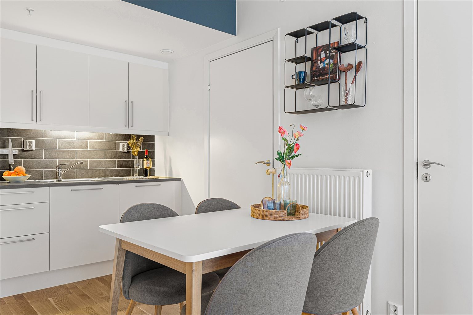 Spisestuen har sin naturlige plass i rommet, og fungerer som et bindeledd mellom stue og kjøkken. Her kan man fint innrede med et langbord eller bord med klaff/ileggsplater slik at det kan gjøres større ved behov.
