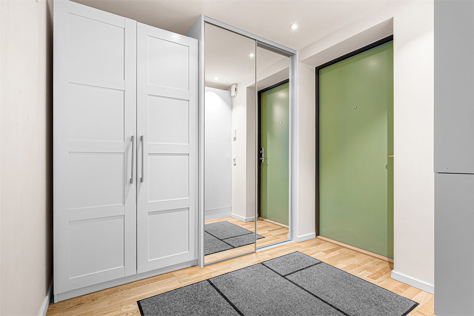 For ytterligere oppbevaring disponerer leiligheten en egen ekstern bod i kjeller på 8 m². Boden har god plass til lagring av utemøbler og annet utstyr. 