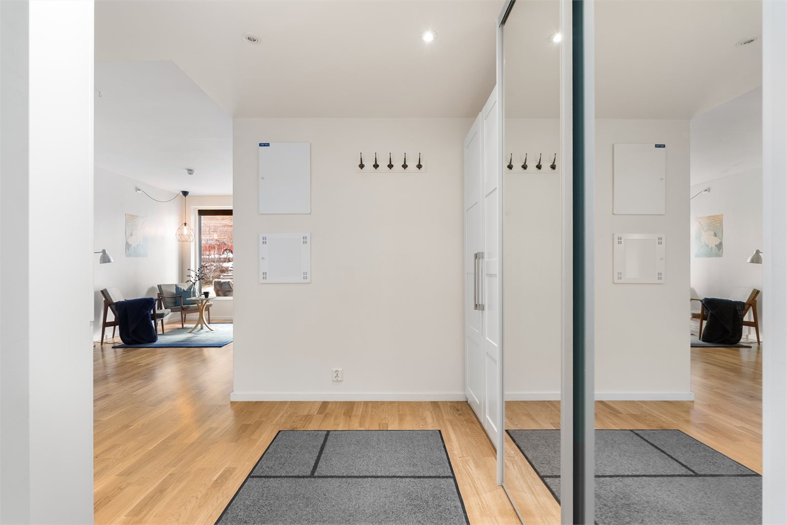 Her kommer man inn til en innbydende entré som utgjør hjemmets førsteinntrykk. Inngangspartiet er innredet med en plassbygd skyvedørsgarderobe for yttertøy og sko. Man har også god plass til både en kommode og vegghengte knagger ved behov.  