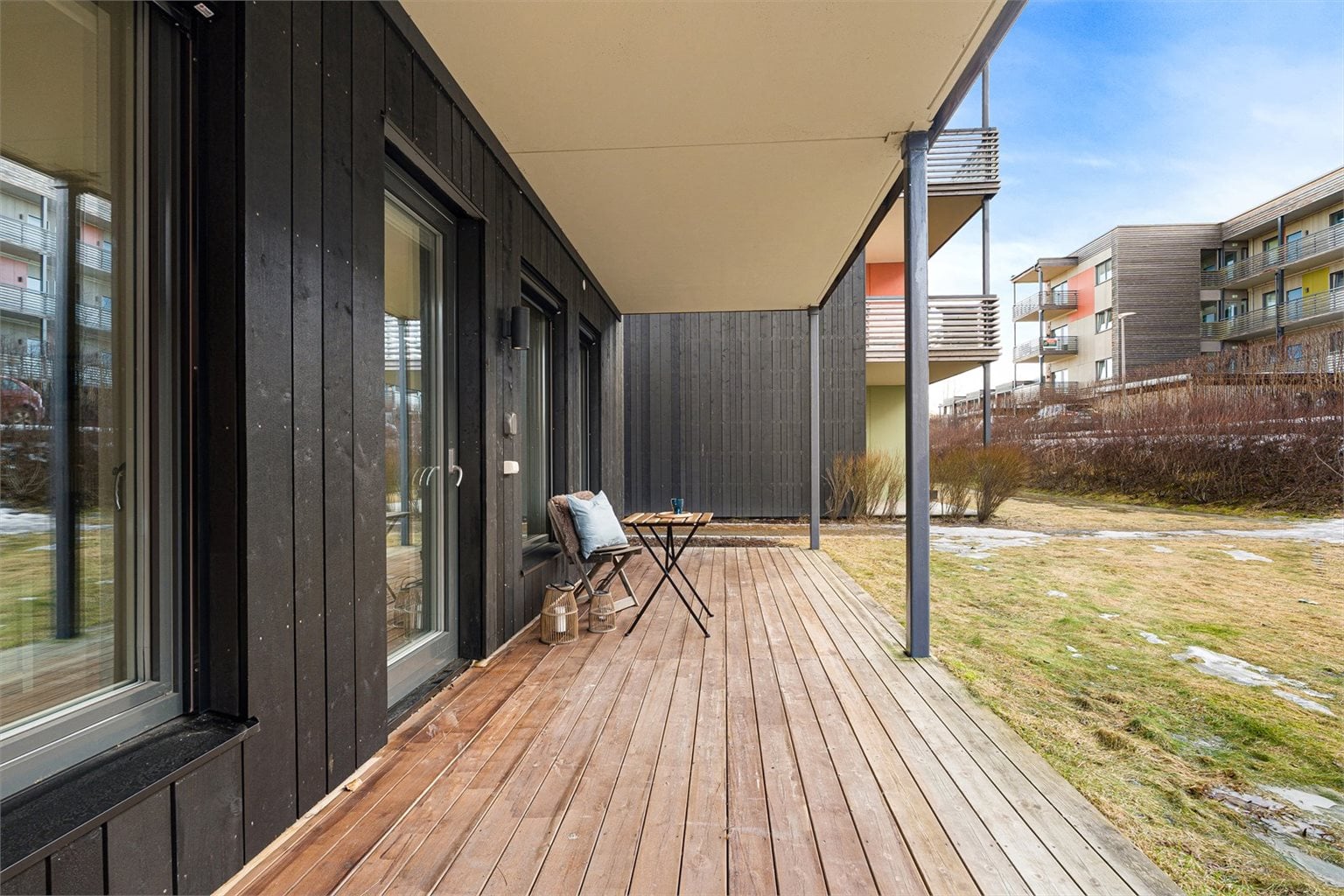 Fra stuen er det direkte utgang til en vestvendt og overbygd terrasse på 18 m² som enkelt fungerer som en forlengelse av oppholdsrommet. På sommerstid har man gode solforhold på formiddag til ettermiddag.