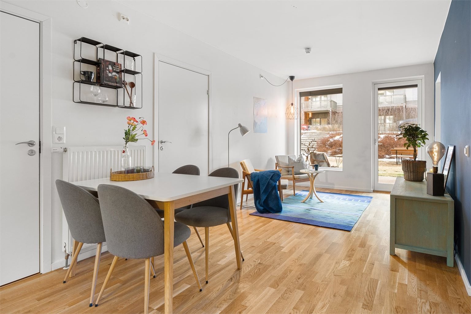 Velkommen til Stokkbekken 165! Heimdal Eiendomsmegling v/Alexandra Muravskaya har gleden av å presentere en moderne 3-roms selveierleilighet i 1. etasje fra 2016, med en egen terrasse på 18 m². Foto: Krokstad og Nervik.