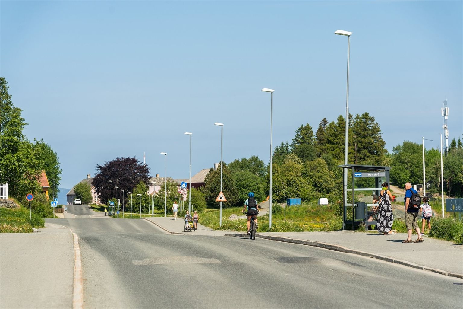 Det er kort gangavstand til offentlig transport og området har gode bussforbindelser til sentrum og NTNU sine campuser. Nærmeste holdeplass er Ramstad, som ligger ca. 6 minutter fra boligen. Her kommer linje 10 og 113.