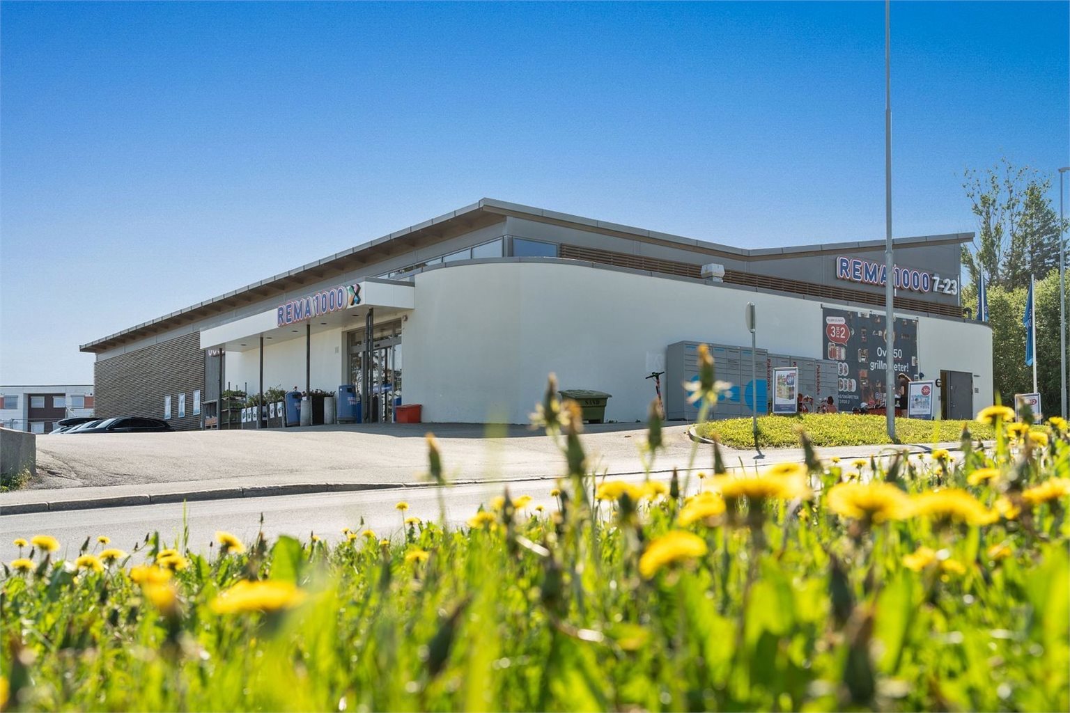 Fra leiligheten er det kort vei til flere dagligvarebutikker. Rema 1000 Angelltrøa ligger ca. 15 minutter gange fra leiligheten, 5 minutter med sykkel og 3 minutter med bil.