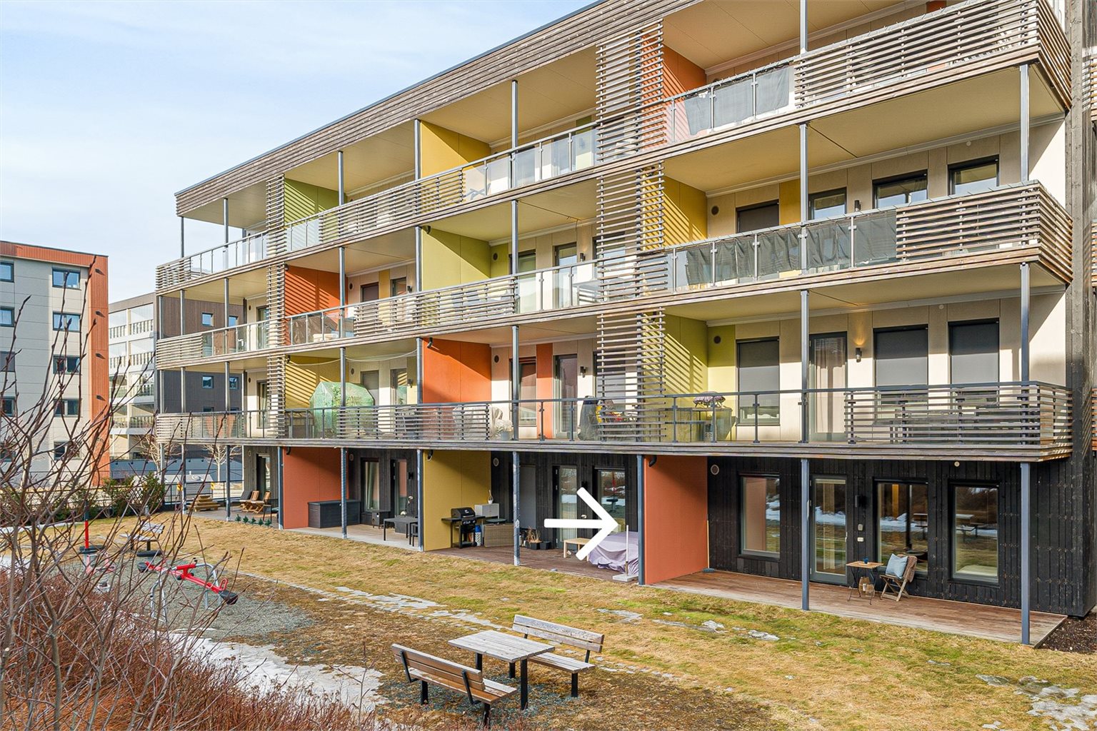 Velforeningen i området, som alle beboere i sameiet er en del av, har etablert flere fine områder rundt boligen. Blant annet er det etablert flere lekeplasser, benker, og en grillhytte som alle i velforeningen kan benytte seg av.
