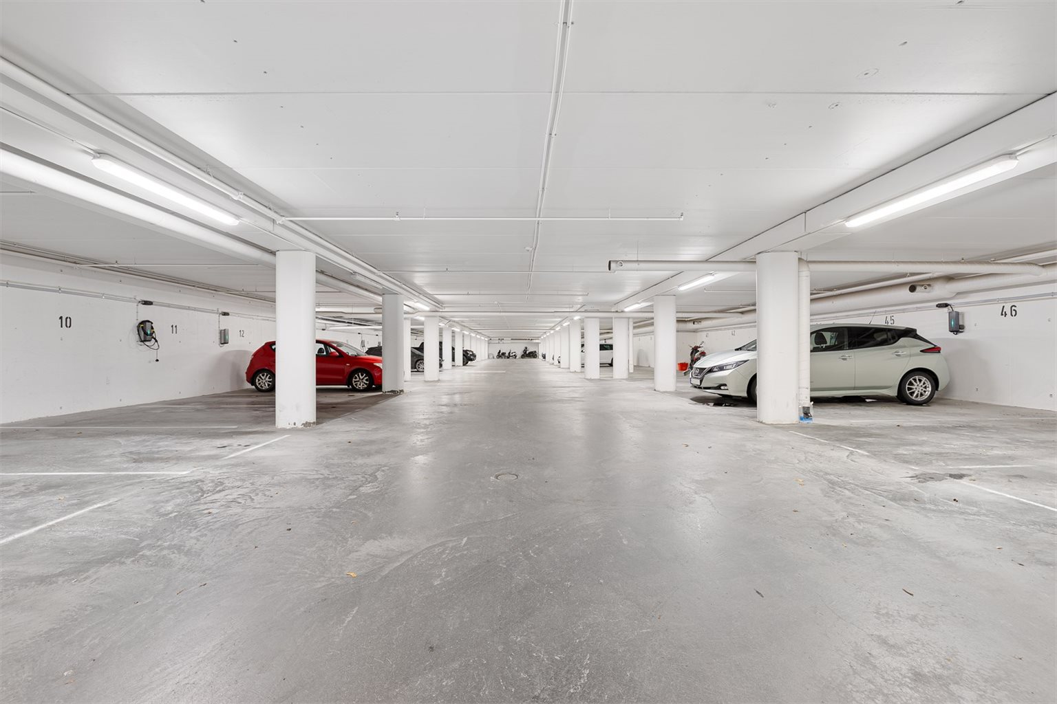 Leiligheten har egen parkeringsplass i parkeringskjeller, hvor det er etablert elbillader med mulighet for å tegne abonnement. Det er plass nummer 10 som tilhører leiligheten. Gjesteparkering skjer på felles oppstillingsplass på sameiets tomt.