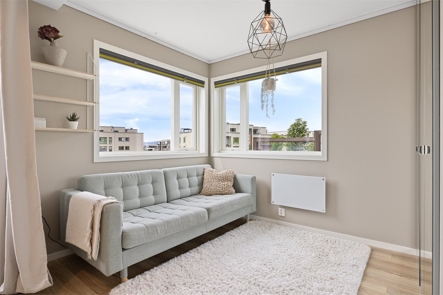 Soverommet har god plass til garderobeskap og er i dag innredet med en mindre sofa.