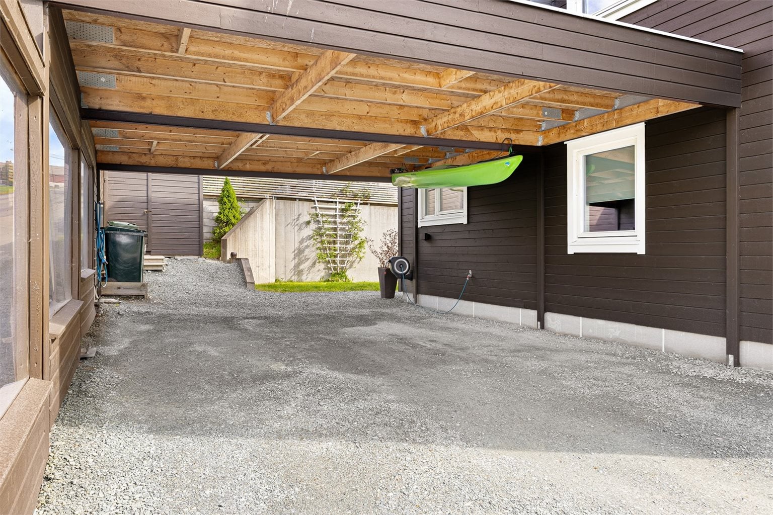 Praktisk carport som deles med naboen.