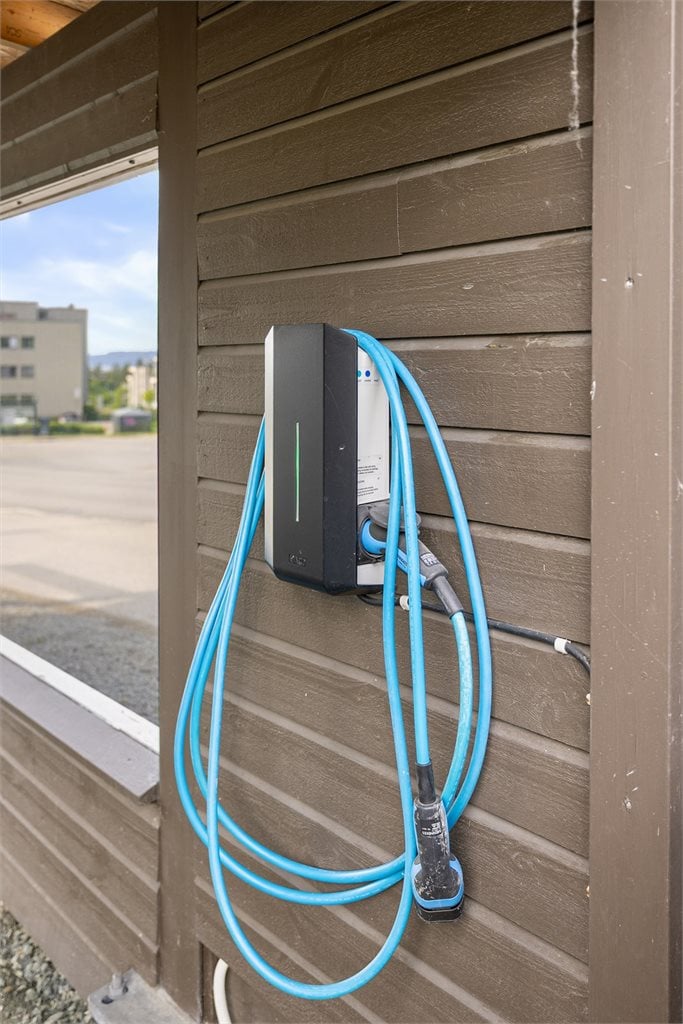Elbillader montert i carport.