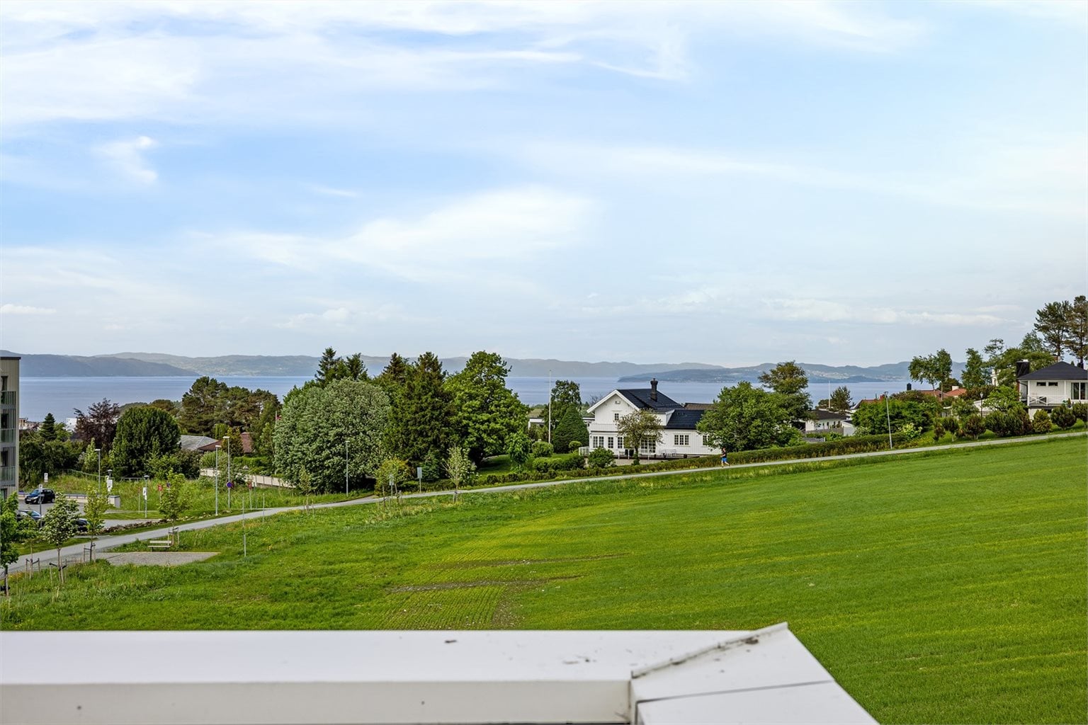 Her kan du nyte rolige morgener og lange sommerkvelder med utsyn over nærområdet og grønne omgivelser.