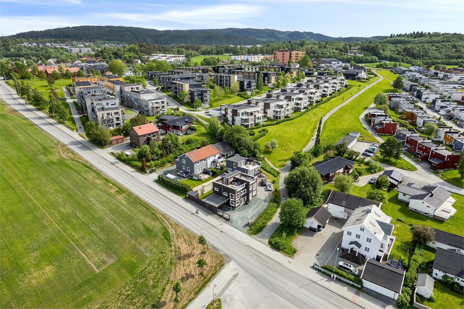 Åkeren ved boligen er regulert til LNFR-formål bidrar til å bevare områdets åpne karakter og de flotte utsiktskvalitetene i lang tid fremover. Velkommen til visning!