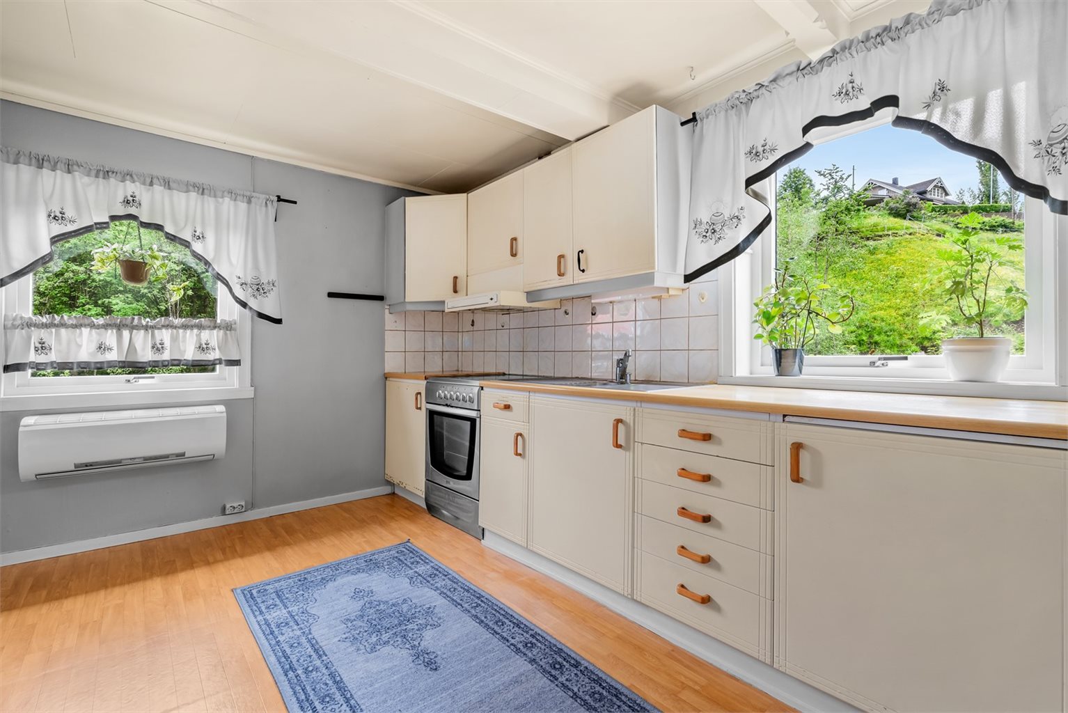 Kjøkken på 16m² med god skap og benkeplass. Her har kokken god plass til å boltre seg på. 