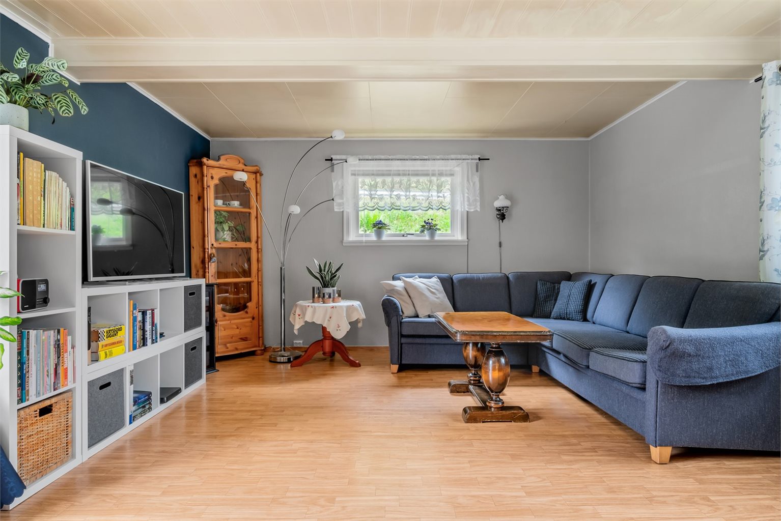 Store vindusflater i stuen sørger for rikelig med naturlig lys til rommet.