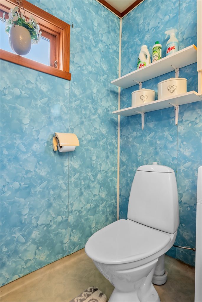 Utstyrt med åpen dusj, servantskap, wc, opplegg for vaskemaskin og naturlig avtrekk.