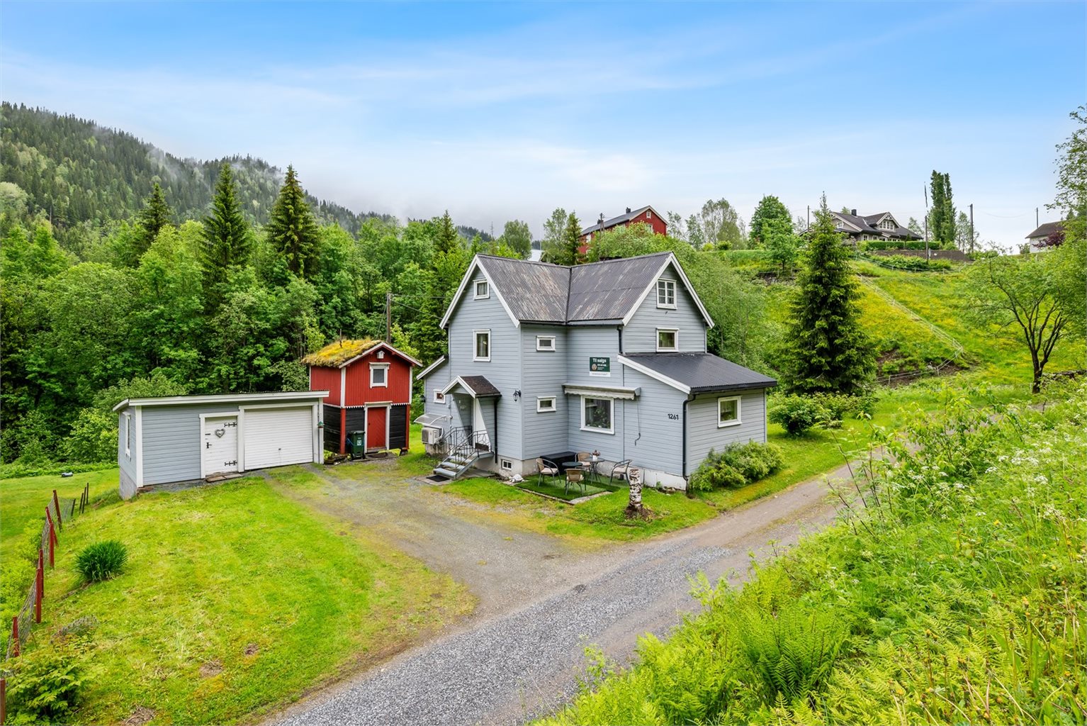 Eiendommen er på ca. 400m², og består av bl.a. enebolig, stabbur og garasje med gode oppbevaringsmuligheter. 