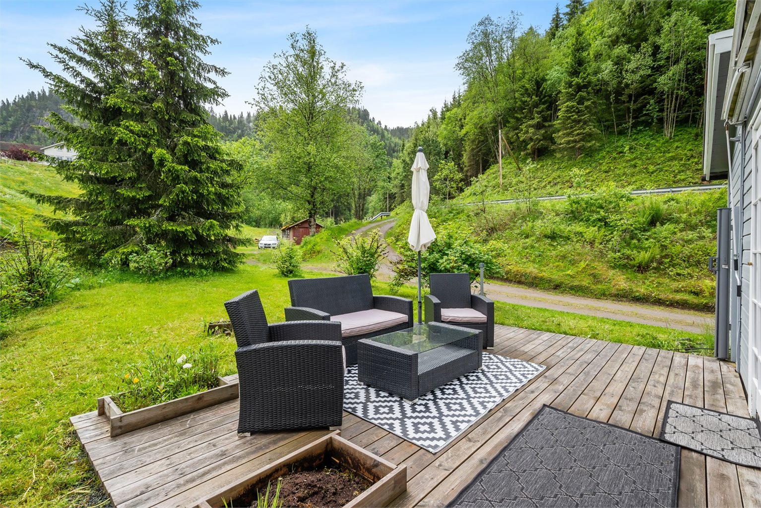 Solrik terrasse på 16m² med plass til ønsket møblering. 