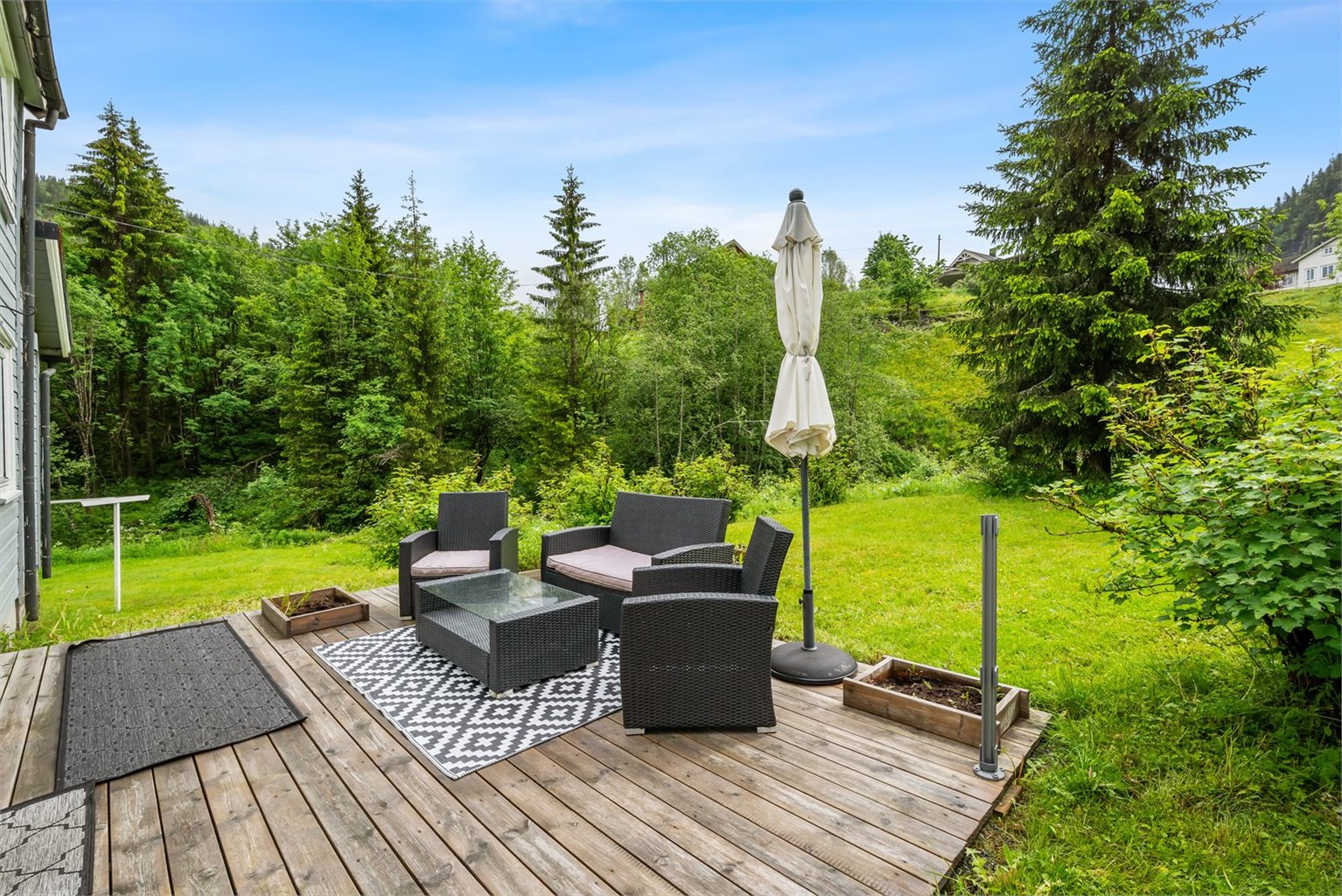 Terrasse med plass til utemøbler for flere personer.