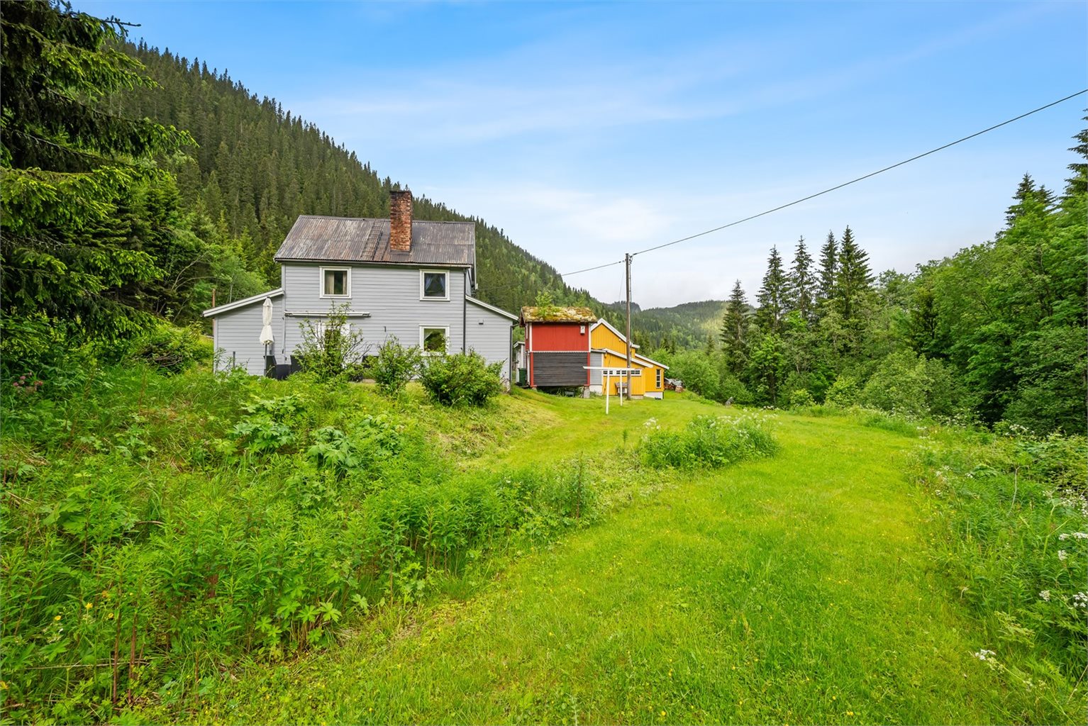 Eiendommen har umiddelbar nærhet til fine tur- og friluftsområder innover i marka. Her finnes flere turstier og fjellvann.